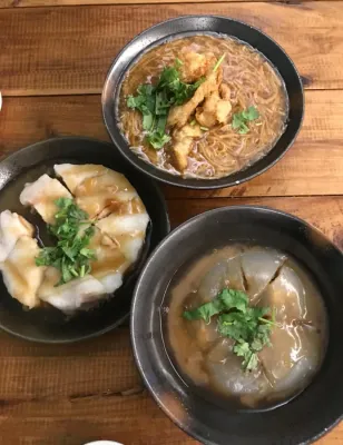 彌樂事素肉圓（右下）、芋粿與麵線合照